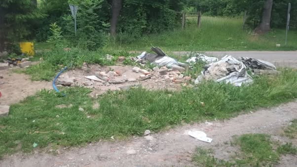 Woda leje się ze strychu, ściany się sypią, opłaty sięgają 1700 zł. Tak żyją mieszkańcy pałacu w Nowinach
